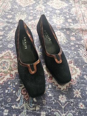 Rare Vintage Black Suede pumps by the Italian brand Amalfi by Rangoni. 8.5